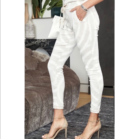 Beige and white joggers - Picture 3 of 4